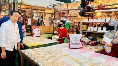 Jokowi Cek Harga Bahan Pokok di Pasar Cigombong, Ini Hasilnya