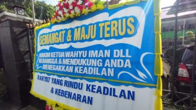 Karangan Bunga Dukungan untuk Majelis Hakim Terpampang di PN Jaksel