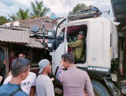 Alami Rem Blong, Truk Tronton Seruduk Dua Kios dan Sepeda Motor di Cigudeg