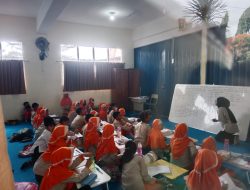 Miris! Nggak Ada Meubeler, Murid SDN 02 Bojong Nangka Belajar Diatas Karpet