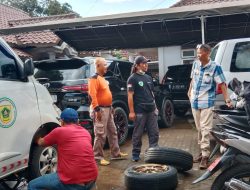 Bantu Kelancaran Operasional, Acang Suryana Ganti 4 Pelek dan Ban Baru Mobil Ambulans Desa Cicadas