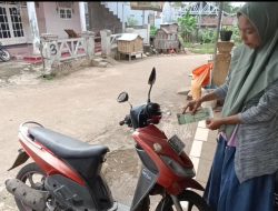Emak-Emak di Gunung Putri Adu Mulut Dengan Debt Collector