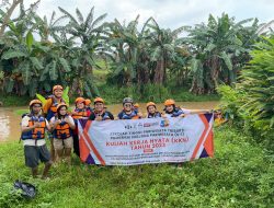 Mahasiswa KKN STP Trisakti Bebersih Sungai Cikeas