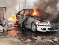 Mobil Sedan BMW Terbakar di Gunung Putri, Pemilik Bengkel Terluka