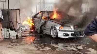 Mobil Sedan BMW Terbakar di Gunung Putri, Pemilik Bengkel Terluka
