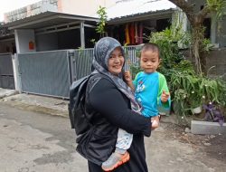 Salut! Demi Sukseskan Pemilu 2024, Pantarlih Asal Bojongkulur Ini Rela Bawa Anaknya Ikut Keliling Rumah Warga