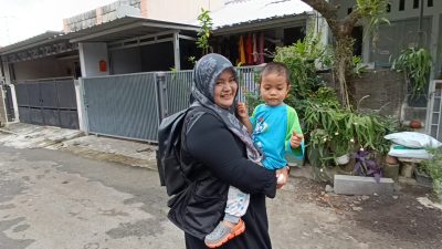 Salut! Demi Sukseskan Pemilu 2024, Pantarlih Asal Bojongkulur Ini Rela Bawa Anaknya Ikut Keliling Rumah Warga