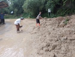 Tertutup Material Longsor, Jalan Gunung Geulis-Puncak Bogor Ditutup Sementara