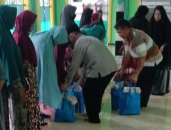 Sambut Ramadhan, Warga RW 12 Perum TNI Puspa Bojonggede Berbagi Paket Sembako