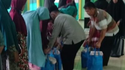 Sambut Ramadhan, Warga RW 12 Perum TNI Puspa Bojonggede Berbagi Paket Sembako