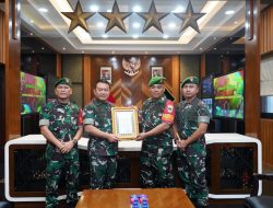 KSAD Dudung Berikan Penghargaan Babinsa yang Gagalkan Peredaran Ganja di Cibinong