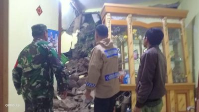 Tebing 7 Meter di Pasirmuncang Caringin Longsor, Satu Rumah Rusak