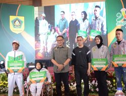Iwan Setiawan Bagikan Uang Kadeudeuh Atlet Berprestasi di Porprov XIV dan Peparda VI Jabar 2022