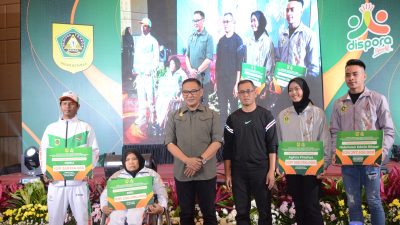 Iwan Setiawan Bagikan Uang Kadeudeuh Atlet Berprestasi di Porprov XIV dan Peparda VI Jabar 2022