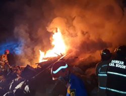 Lapak Sampah di Cicadas Dilalap Si Jago Merah