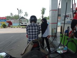 Pengendara Thunder Ini Bebas Beli BBM Subsidi Pertalite Secara Berlebih di SPBU Wanaherang, Setor Uang Cor?