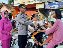 Kapolsek Cigudeg dan Pengurus Bhayangkari Bagikan Takjil ke Pengendara