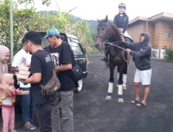 Bareng Atlet Berkuda Nasional, AJB Bagi-Bagi Takjil dan Santunan Anak Yatim