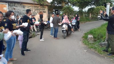 Komunitas Musik Slankers Bogor Amper Berbagai Takjil dan Santunan Anak Yatim