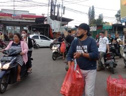 Berbagi Kebahagiaan, Pengusaha Swasta Asal Cileungsi Ini Bagikan Ratusan Takjil di Metland