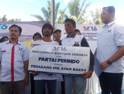 Partai Perindo Bagikan 8 Gerobak di Ciseeng, Erih: Semoga Dagangannya Laris