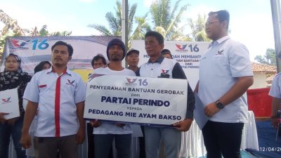 Partai Perindo Bagikan 8 Gerobak di Ciseeng, Erih: Semoga Dagangannya Laris