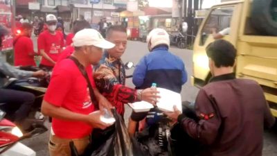 Bacaleg Jonny Sirait Berbagi Ratusan Paket Takjil ke Pengendara di Ciomas
