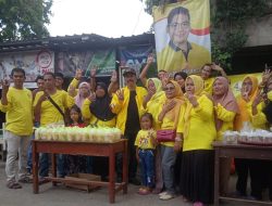Relawan Ravindra Airlangga Citeureup Berbagi 1.000 Takjil Gratis kepada Pengguna Jalan