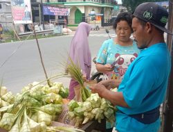 Jelang Lebaran, Pedagang Kulit Ketupat di Leuwiliang Diburu Pembeli