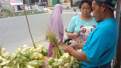 Jelang Lebaran, Pedagang Kulit Ketupat di Leuwiliang Diburu Pembeli
