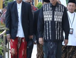 Ganjar Pranowo Dampingi Jokowi Salat Idul Fitri di Masjid Sheikh Zayed