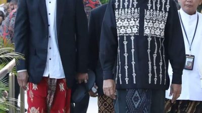 Ganjar Pranowo Dampingi Jokowi Salat Idul Fitri di Masjid Sheikh Zayed