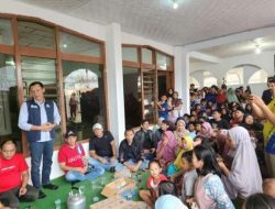 Jaro Ade Bersama Anggota DPRD dan Pelawak Azis Gagap Kunjungi Korban Banjir Bandang Leuwisadeng