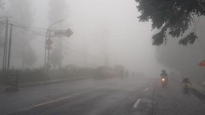 Jalur Puncak Diselimuti Kabut Tebal, Pengendara Diimbau Berhati-hati