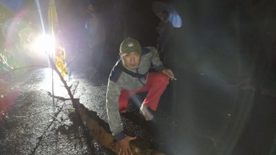 Diguyur Hujan, Jembatan Cipamingkis Penghubung Dua Desa di Sukamakmur Amblas