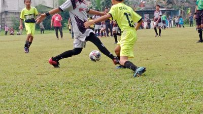 Pemain Wanita di Ajang Pembinaan Sepak Bola Usia Dini OSC Tampil Memukau