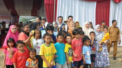 Jaro Ade Diserbu Warga untuk Swafoto Saat Dampingi Gubernur Jabar Kunjungi Tol Tambang