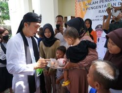 Dedie, Yantie dan Syarifah Turun Langsung Salurkan Bantuan Ayam dan Telur di Cibadak