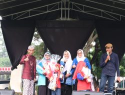 Gelar Bazar UMKM dan Berbagai Perlombaan di HJB Ke-541, Wakil Ketua DPRD Agus Salim Ikut Berikan Hadiah