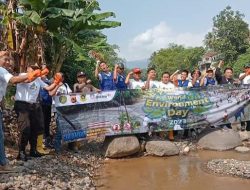 Hari Lingkungan Hidup, PT Antam Bersama Ratusan Warga Nanggung Kompak Bebersih Sungai Cikaniki