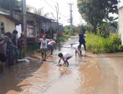 Buntut Jalan Samisade Desa Tonjong Tahun 2022 Belum Dibangun, Warga Demo Tebar Ikan