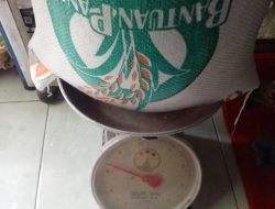 Waduh! Bantuan Beras Bulog 10 Kg di Ciampea Diprotes Warga, Pas Ditimbang Cuma 8 Kg