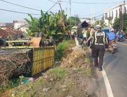 Sopir Diduga Ngantuk, Truk Bawa Kayu Terguling di Ciampea, 2 Orang Meninggal Dunia