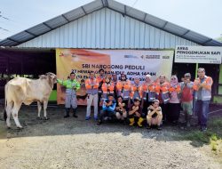 Peduli Lingkungan Sekitar, PT SBI Pabrik Narogong Bagikan 27 Hewan Kurban