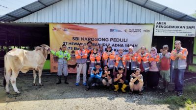 Peduli Lingkungan Sekitar, PT SBI Pabrik Narogong Bagikan 27 Hewan Kurban