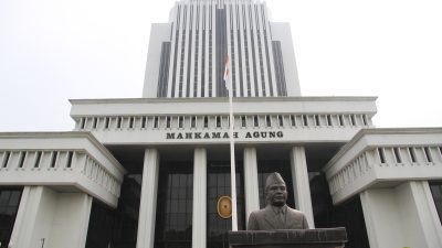 MA Vonis Mantan Ketua DPRD Jabar Irfan Suryanagara dan Istrinya 10 Tahun Penjara