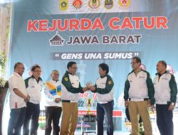 Buka Kejurda Catur Jabar, Plt Bupati Bogor Berikan Penghargaan kepada Keluarga Tangguh Catur