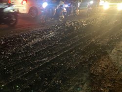 Selain Sebabkan Pengendara Motor Jatuh, Tumpahan Lumpur Limbah B3 Milik PT Hijau Lestari Prakarsa Utama Timbulkan Bau Menyengat