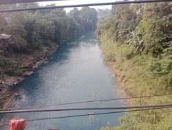 Diduga Dicemari Limbah Perusahaan, Air Sungai Cileungsi Berwarna Biru