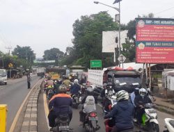 Dampak Kecelakaan Mobil Avanza Tabrak Tiang Listrik, Jalan Kemang Parung Macet Parah